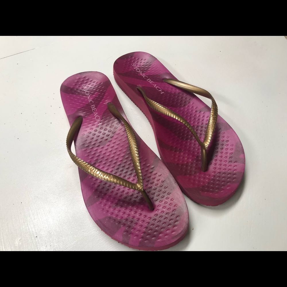 Vionic Beach flip flops size 9